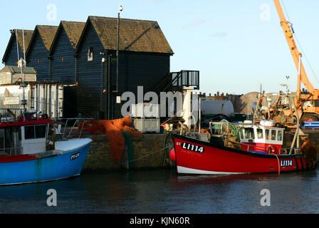 Bateaux de pêche dans le port de Whitstable Banque D'Images