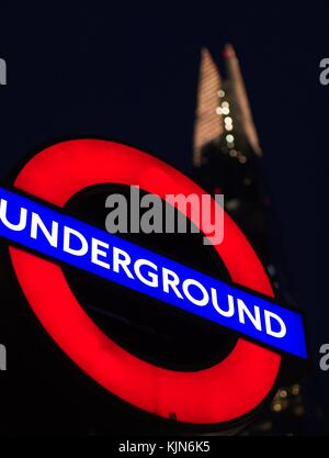 Londres, Angleterre, Royaume-Uni - 13 novembre 2017. Iconic London Underground sign et le Fragment avec un fond sombre, pris dans la nuit. Banque D'Images