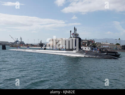 Sous-marin d'attaque de la classe Virginia Virginia USS (SSN 786) arrive à Joint Base Harbor-Hickam Pearl, l'aft Banque D'Images