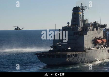 Les Marines américains avec la Force de Raid Maritime (MDL), 26e Marine Expeditionary Unit (MEU) descendre en rappel d'un MH-60S Seahawk hélicoptère de combat avec la mer Squa Banque D'Images
