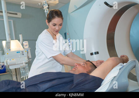 Femme médecin à presser des boutons sur irm tomographe Banque D'Images