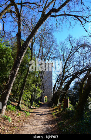 Gubbio (Italie) - ville médiévale de la région Ombrie, pendant les vacances de Noël, avec la scène de la nativité des statues grandeur nature dans le district de San Martino Banque D'Images