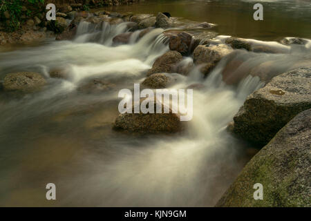L'obturation lente de la rivière Batu kurau, taiping, Perak, Malaisie Banque D'Images