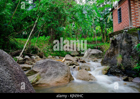 L'obturation lente de la rivière Batu kurau, taiping, Perak, Malaisie Banque D'Images