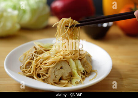 Nouilles chinoises sautées avec légumes en festival végétarien Banque D'Images