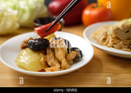 Chinois végétarien épicé shiitake et pickle tofu frit nouilles dans festival végétarien Banque D'Images