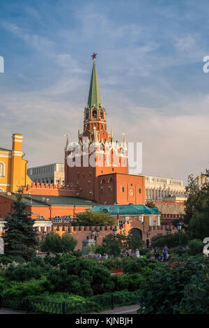 Une vue sur Trinity (Troitskaya) Tower, la tour la plus haute sur le murs du Kremlin, avec Alexandre Jardin au premier plan, Moscou, Russie. Banque D'Images