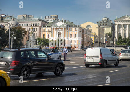 Un agent de police se tient près du trafic en Ploshchad Borovitskaya, Moscou, Russie. Banque D'Images