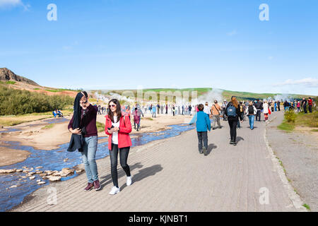 L'Islande, de haukadalur - septembre 6, 2017 : les touristes près de strokkur geyser dans la région de haukadalur haukadalur. à l'automne de la vallée du geyser est l'un des plus famou Banque D'Images