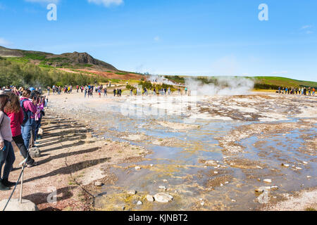 L'Islande, de haukadalur - septembre 6, 2017 : les touristes attendre près de l'éruption du geyser strokkur dans la région de haukadalur haukadalur. à l'automne de la vallée du geyser est l'un des Banque D'Images