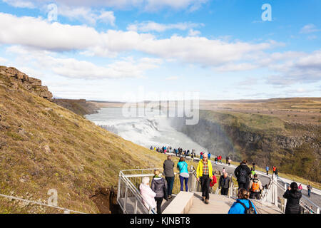 L'islande, gullfoss - septembre 6, 2017 : les touristes à pied de pont d'observation plus cascade. gullfoss est situé dans le canyon de la rivière olfusa, c'est l'un des t Banque D'Images