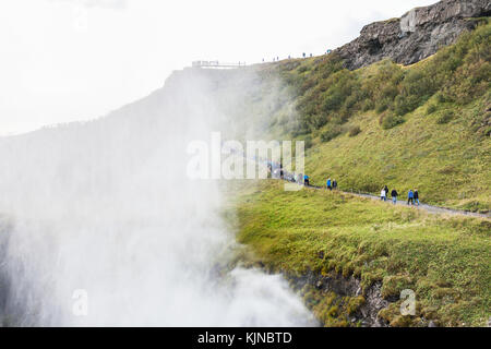 L'islande, gullfoss - septembre 6, 2017 : les touristes à pied près de canyon de la cascade de Gullfoss gullfoss. est situé dans le canyon de la rivière olfusa, c'est l'un des th Banque D'Images