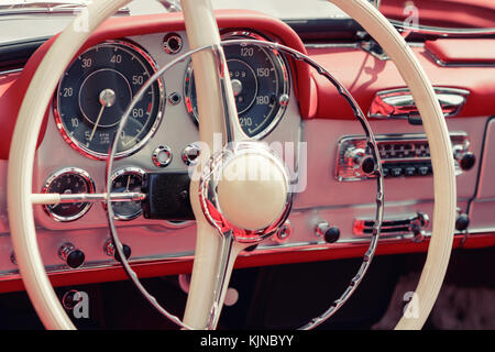 Photo détaillée de l'intérieur (planche de bord, volant et compteur) d'un oldtimer classic voiture de sport. Banque D'Images