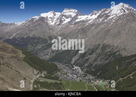 Saas-Fee depuis les pistes Allalinhorn, station alpine suisse, Suisse. Banque D'Images