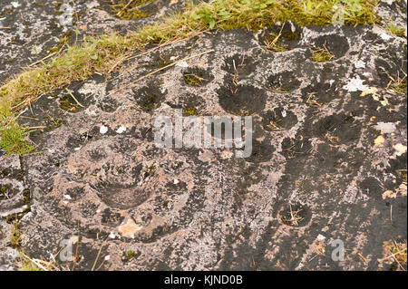 Les roches anciennes tasse ormaig avec anneau et marque plus de 4000 ans Banque D'Images