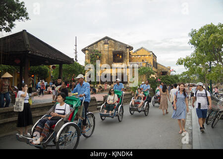 Hoi An, Vietnam - juin 2017 : cyclo-pousse la conduite sur la rue à Hoi An vietnam Banque D'Images