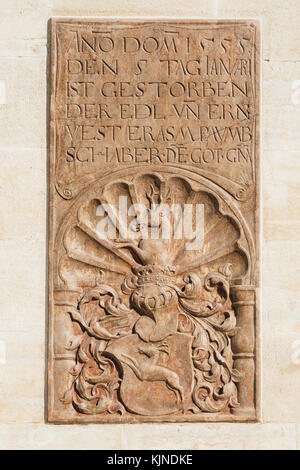 Obituary avec armoiries sur un mur du monastère klosterneuburg en Autriche Banque D'Images