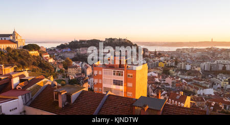 Lisbonne, Portugal - 19 novembre 2017 : la ville de Lisbonne, Portugal, au coucher du soleil sur une journée de novembre, vues du belvédère de Notre Dame de la colline viewp Banque D'Images