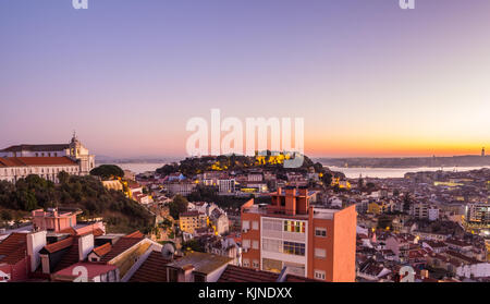 Lisbonne, Portugal - 19 novembre 2017 : la ville de Lisbonne, Portugal, par nuit, peu après le coucher du soleil sur une journée de novembre. Banque D'Images