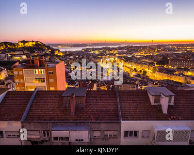 Lisbonne, Portugal - 19 novembre 2017 : la ville de Lisbonne, Portugal, par nuit, peu après le coucher du soleil sur une journée de novembre. Banque D'Images