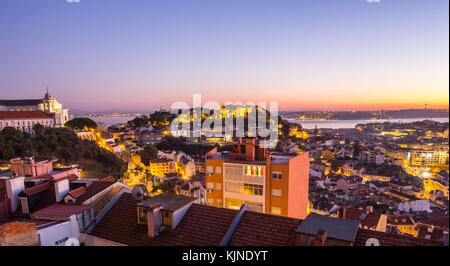 Lisbonne, Portugal - 19 novembre 2017 : la ville de Lisbonne, Portugal, par nuit, peu après le coucher du soleil sur une journée de novembre. Banque D'Images