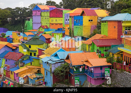 Maisons colorées dans le bidonville de Kampung Wisata Jodipan, banlieue artiste de la ville Malang, Jawa Timur / East Java, Indonésie Banque D'Images