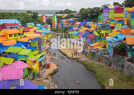 Maisons colorées à l'jodipan kampung taudis wisata artiste, faubourg de la ville malang, Jawa Timur / de l'Est de Java, Indonésie Banque D'Images