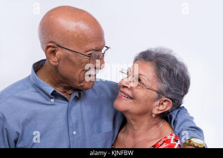 Sourire d'un couple de personnes âgées, les deux portant des lunettes. Banque D'Images