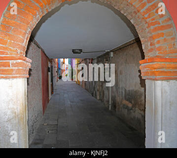 En Italie Burano est une île près de Venise célèbre pour ses maisons colorées Banque D'Images