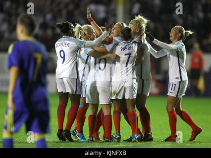 Steph Houghton (au centre), en Angleterre, célèbre le premier but de son équipe lors du match de qualification de la coupe du monde des femmes 2019 au stade Banks, Walsall. Banque D'Images