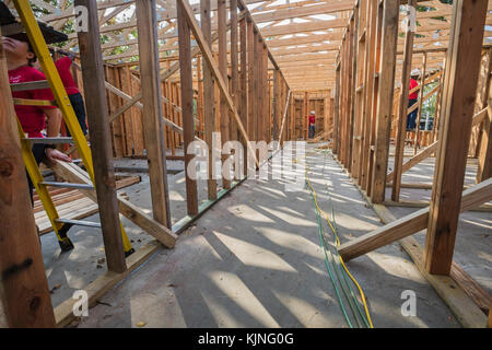 Houston, Texas - des bénévoles de la Wells Fargo Bank aider à bâtir une maison Habitat pour l'humanité pour une famille à faible revenu. le besoin de logements à prix abordable Banque D'Images