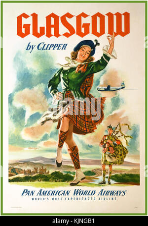 Affiche de voyage vintage des années 1960 GLASGOW Scotland par Pan American World Airways Clipper Aircraft. Avec une danseuse traditionnelle de tartan dansant sur un joueur de cornemuse en tartan. Écosse Banque D'Images