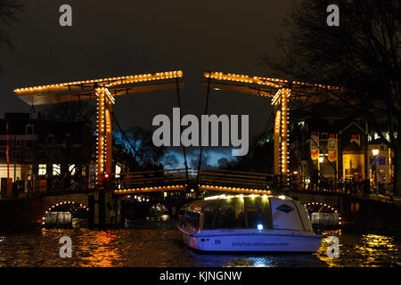 Amsterdam, Pays-Bas - le 14 janvier 2017 : pont-levis par nuit à Amsterdam vu de l'eau Banque D'Images