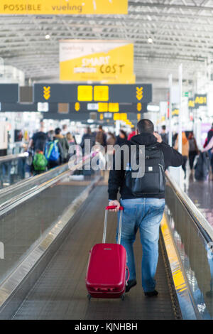 Les gens marcher sur tapis roulant ou trottoir roulant (tapis roulant) à l'aéroport de Bruxelles Zaventem. Banque D'Images