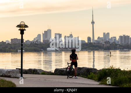 Cycliste à Humber Bay Shores en direction de la ville de Toronto. Banque D'Images