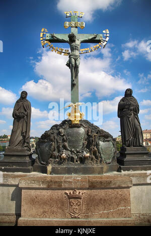 La statuaire du Calvaire avec croix st. sur le pont Charles (Karluv Most) à Prague, République tchèque Banque D'Images