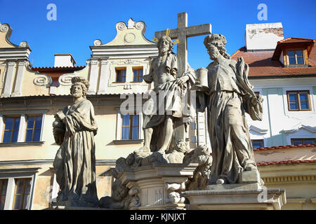 Les statues du Christ sauveur avec st. cosmas et Damian. st sur le pont Charles (Karluv Most) à Prague, République tchèque Banque D'Images