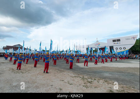 Défilé des enfants de l'école et effectuer la danse avec des costumes colorés traditionnels au cours de la vague de wakatobi festival. Banque D'Images