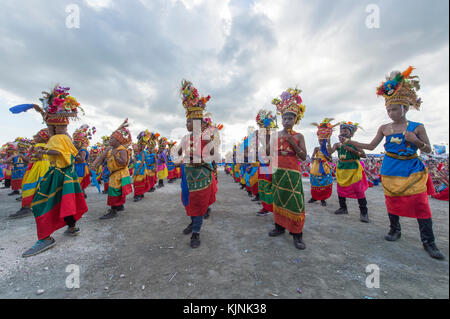 Défilé des enfants de l'école et effectuer la danse avec des costumes colorés traditionnels au cours de la vague de wakatobi festival. Banque D'Images