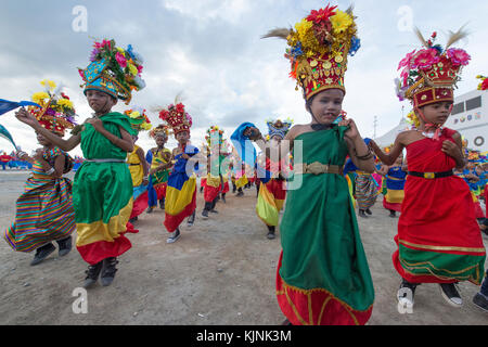 Défilé des enfants de l'école et effectuer la danse avec des costumes colorés traditionnels au cours de la vague de wakatobi festival. Banque D'Images