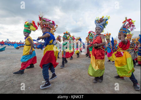 Défilé des enfants de l'école et effectuer la danse avec des costumes colorés traditionnels au cours de la vague de wakatobi festival. Banque D'Images