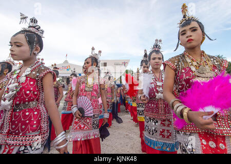 Défilé des enfants de l'école et effectuer la danse avec des costumes colorés traditionnels au cours de la vague de wakatobi festival. Banque D'Images