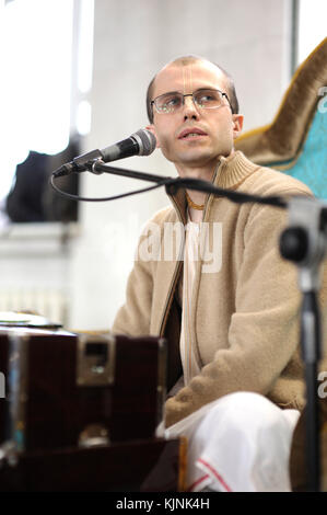 Gourou prêchant dans un temple pour les paroissiens de Krishna. 3 avril 2017. Le temple Krishna, Kiev, Ukraine Banque D'Images