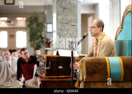 Gourou prêchant dans un temple pour les paroissiens de Krishna. 3 avril 2017. Le temple Krishna, Kiev, Ukraine Banque D'Images