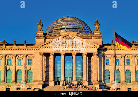 Vue de face du Parlement allemand à Berlin avec drapeau Banque D'Images