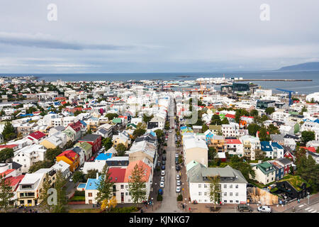 Reykjavic, ISLANDE - 4 septembre 2017 : Vue aérienne de skolavordustigur street et midborg district de Reykjavik City à partir de l'église Hallgrimskirkja. rey Banque D'Images