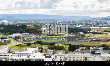 Reykjavic, ISLANDE - 5 septembre 2017 ci-dessus : vue sur Reykjavik centre-ville à partir de l'église Hallgrimskirkja en septembre. Reykjavik est la capitale et l Banque D'Images