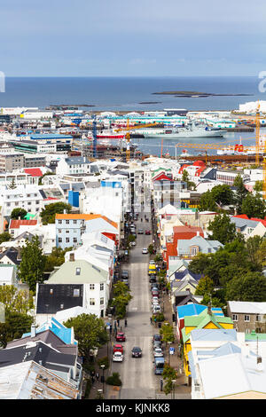 Reykjavic, ISLANDE - 5 SEPTEMBRE 2017 : vue au-dessus de la rue Skolavordustigur et du port dans la ville de Reykjavik depuis l'église Hallgrimskirkja en automne. Reyk Banque D'Images