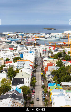 Reykjavic, ISLANDE - 5 SEPTEMBRE 2017 : vue au-dessus de la rue Skolavordustigur et du port dans la ville de Reykjavik depuis l'église Hallgrimskirkja en automne. Rey Banque D'Images