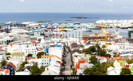 REYKJAVIC, ISLANDE - 4 SEPTEMBRE 2017 : vue sur la rue Skolavordustigur et le port dans la ville de Reykjavik depuis l'église Hallgrimskirkja en septembre. Reykja Banque D'Images